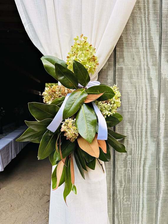 Magnolia & hydrangea curtain tieback